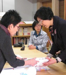 安曇野ちひろ美術館で、竹迫副館長から説明をうける洪団長(右)