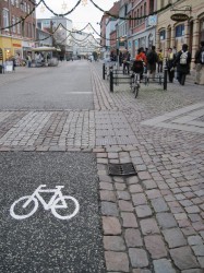 人、自転車、車がすみわけられたロスキレ市の目抜き通り