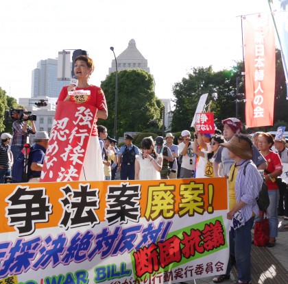 強行採決を認めないと抗議のスピーチをする笠井会長2015年7月15日