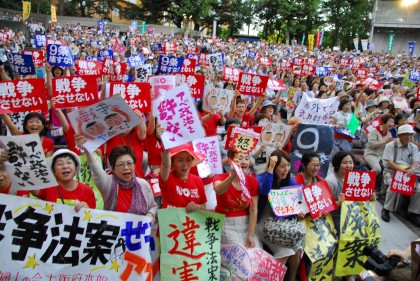 夜の大集会は2万人をこえた