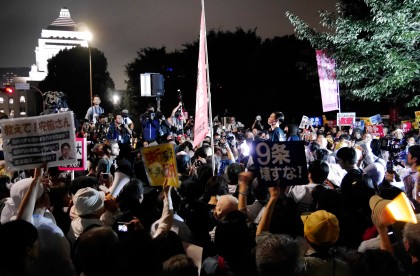 2015年9月19日、夜まで抗議が続く国会前