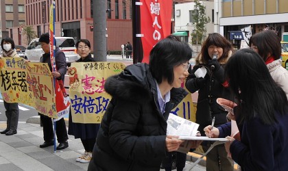 茗荷谷駅前で新春宣伝戦争法廃止２０００万人統一署名と核兵器廃止全面禁止のアピール署名の協力を訴えて