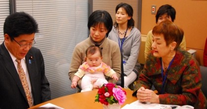 子どもの貧困対策、医療費無料を国で！ 担当大臣と懇談