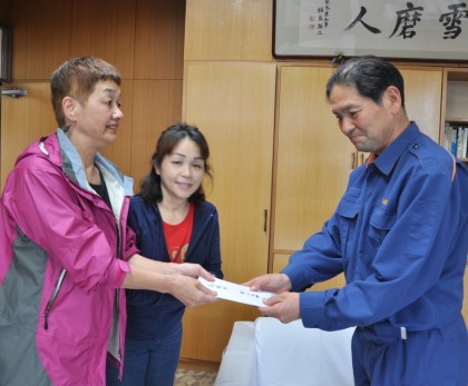 笠井会長、被災地熊本を訪問、益城町長に義援金手渡す