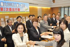 Shinfujin Submits Petition Signatures of the War Laws and the Henoko Base Construction to the Diet