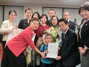 Shinfujin Petitions Health Minister to Create a National Free Medical Program for Children.