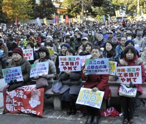 米軍基地ノー、沖縄に連帯！